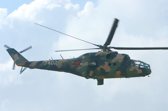 Trong ảnh là biến thể huấn luyện Mi-24U của trực thăng chiến đấu Mi-24A trang bị cho Không quân Nhân dân Việt Nam. Đây là dòng trực thăng độc đáo trên thế giới do Nga sản xuất, ngoài vai trò chiến đấu nó có thể chở quân đổ bộ đường không. Mi-24A của Việt Nam đã từng tham chiến trên chiến trường Campuchia và lập được nhiều chiến công. Mi-24A được trang bị một pháo 12,7mm ở đầu mũi, 2 giá treo nhỏ trên thân mang được tên lửa chống tăng AT-2, rocket, bom.